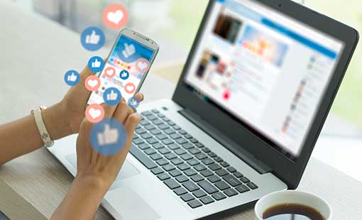 Persona compartiendo en redes sociales