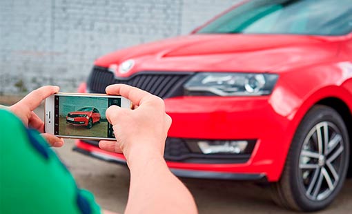 Hombre tomando fotografia de un vehiculo
