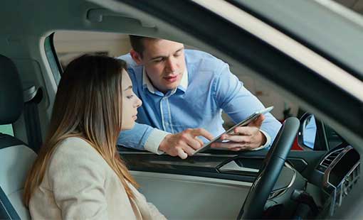 Persona mostrando vehículo