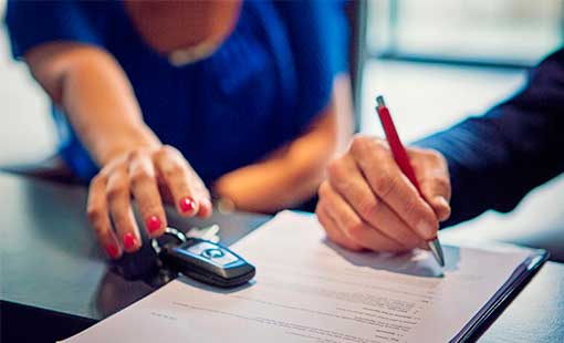 Persona realizando la transferencia de un vehículo